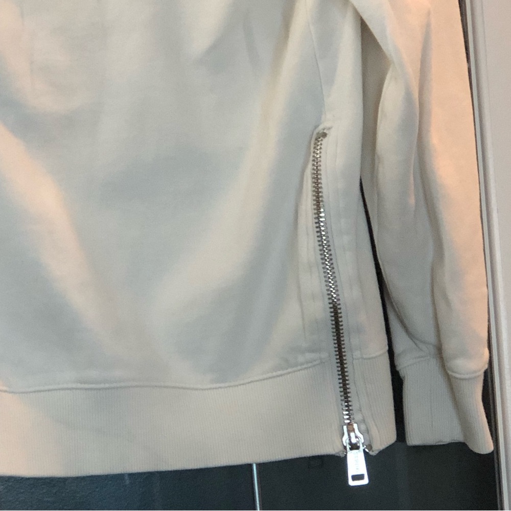 Guess Sweatshirt - Picture 4 of 5